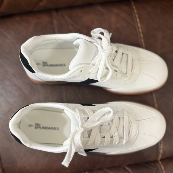 No Boundaries Sneakers- Black & White - Picture 2 of 6